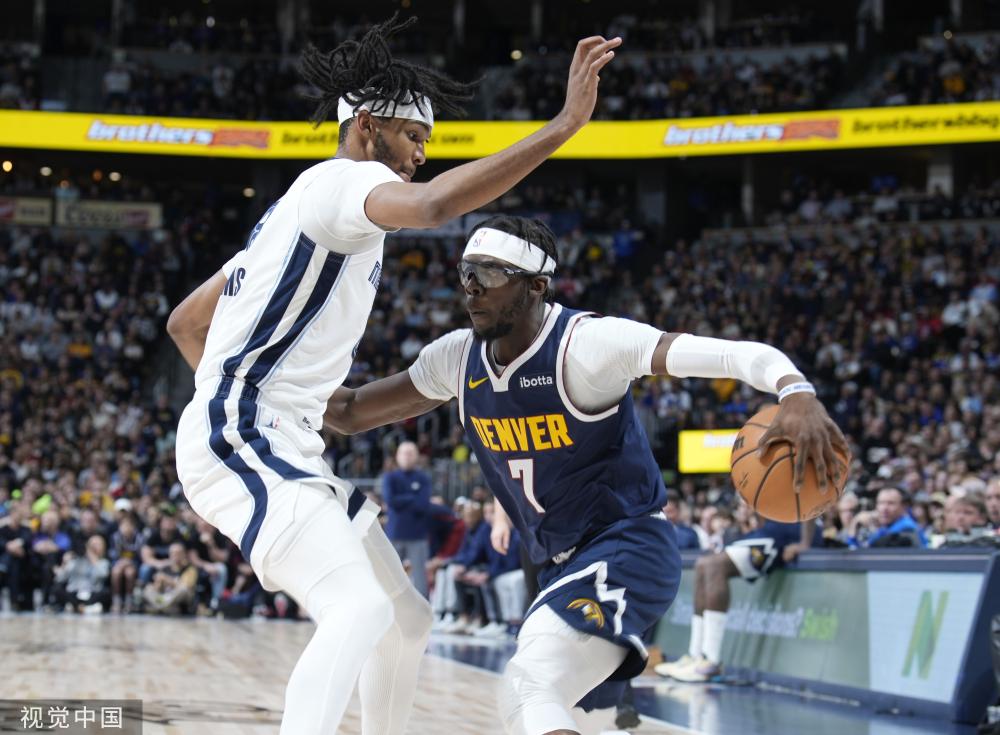 举足轻重的 举足轻重的